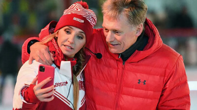 Пресс-секретарь Путина исполнил номер на льду с титулованной фигуристкой и признался ей в любви