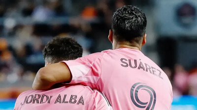 Луис Суарес укусил одноклубника в матче с "Лос-Анджелесом"