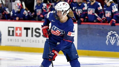 Хоккеистка сборной США выронила телефон на лёд во время матча ЧМ-2025