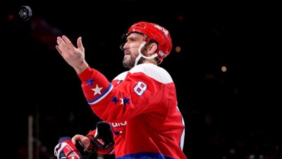 Александр Овечкин подарил свою клюшку с автографом звезде НФЛ