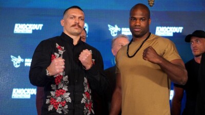 Дюбуа толкнул Усика на первой битве взглядов после объявления реванша 