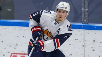 Стала известна зарплата лидера сборной Казахстана в клубе КХЛ