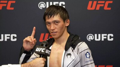 Топовый казахстанец проведёт поединок с бойцом из команды Хабиба на историческом турнире UFC