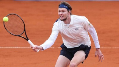 Топовый казахстанский теннисист покинул турнир ATP-500 в Германии