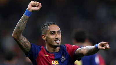 "Барселона" объявила о продлении контракта с Рафиньей до 2028 года