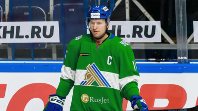 Уроженец Караганды продлит контракт с топовым клуб КХЛ: подробности
