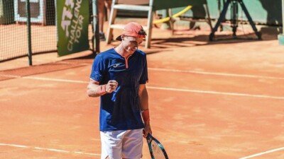 Казахстанский теннисист не смог выйти в четвертьфинал престижного турнира в Италии