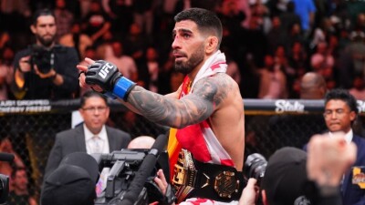 "Всё равно что быть голым посреди улицы". Экс-чемпион UFC – о своих сложностях в полулёгком весе