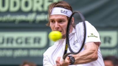 Александр Бублик снялся с турнира ATP-250 в Истбурне