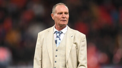 Легенда сборной Англии по футболу найден без сознания дома и экстренно доставлен в больницу