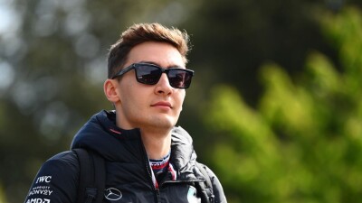 "Мерседес" подтвердил, что Расселл останется в команде в 2026 году