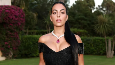 Возлюбленная Криштиану Роналду показала шикарную фигуру в облегающем топе и мини-юбке