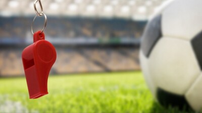 В России главный тренер команды выбежал на поле и пнул судью 