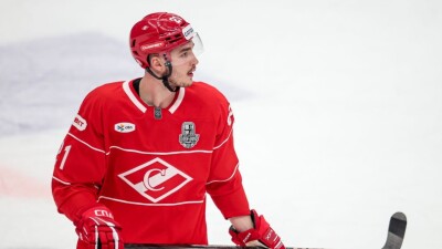 Соперник "Барыса" по КХЛ заключил новый контракт с топовым нападающим