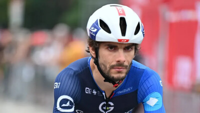 Велогонщик сломал два позвонка при падении на "Вуэльте Испании"