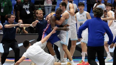 Баскетболисты сборных Аргентины и Доминиканской Республики устроили драку