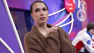 Алина Загитова снялась в смелой фотосессии в полупрозрачном наряде