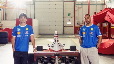 В "Феррари" представили мерч к Гран-при Италии в голубом цвете