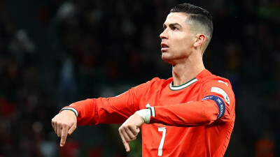 Криштиану Роналду грубо оттолкнул фаната в Ереване, который хотел сделать с ним селфи