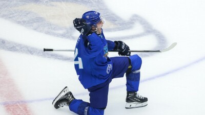 В матче "Барыс" – "Амур" состоялась первая драка нового сезона КХЛ