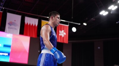 Узбекистан разгромил Казахстан в бою за медаль на ЧМ-2025 по боксу 