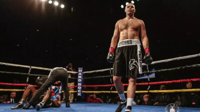 Казахстанский боксёр провёл первую дуэль взглядов перед поединком в андеркарде "Канело"