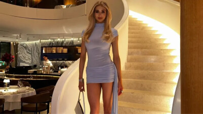 Российская спортсменка показала роскошную фигуру в облегающем платье