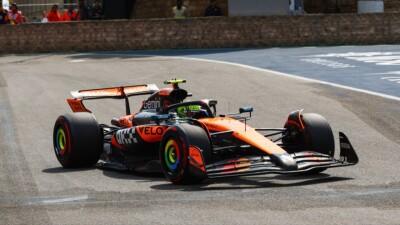 Гонщик "Макларена" показал лучшее время в первой практике Гран‑при Азербайджана