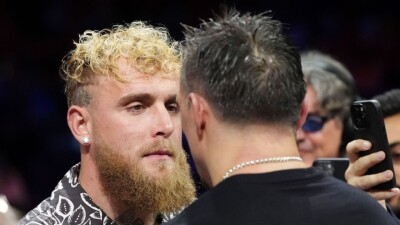 Александр Усик выразил готовность выйти на бой с популярным блогером по правилам ММА