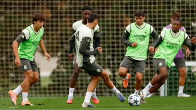 Большинство игроков "Реала" прошли мимо болельщиков после тренировки в Казахстане