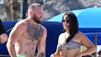 Макгрегор целуется с загадочной женщиной на пляже – и это вовсе не его невеста