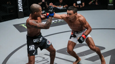 Искры перед боем: Ахметов и Сехудо устроили дуэль взглядов