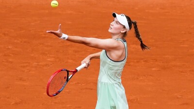 Рыбакина не справилась с чемпионкой и покинула "Ролан Гаррос"