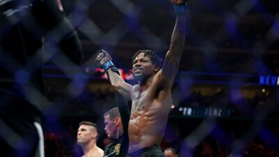 Холлэнд задушил Люке: бразилец снова уступает в UFC