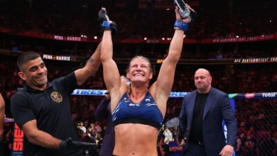 Олимпийская чемпионка свергла королеву: Харрисон задушила Пенью и стала чемпионкой UFC