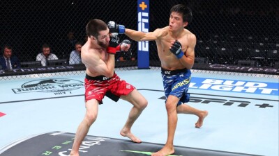 Азат Максум уступил Уланбекову на турнире UFC в Баку