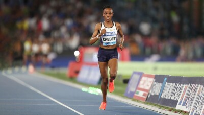 Кенийская легкоатлетка первой в истории пробежала 5000 метров быстрее 14 минут