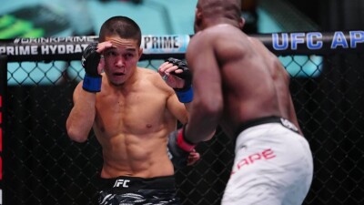 У Асу Алмабаева сменился соперник на турнире UFC в Абу-Даби