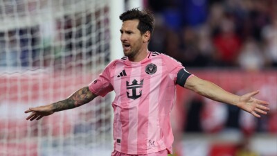 Месси обошёл Роналду по числу голов с игры и возглавил историческую гонку