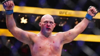 Американский тяжеловес UFC дисквалифицирован на год после провала допинг-тестов