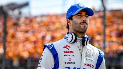 Гонщик Формулы 1 госпитализирован после мотопоездки в Квинсленде