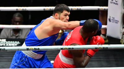 Казахстанец победил двукратного олимпийского чемпиона и вышел в финал ЧМ