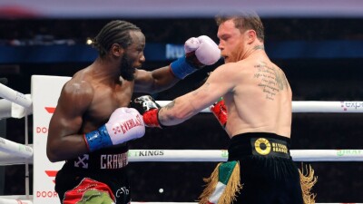 Единогласное решение судей: Кроуфорд сильнее Канело