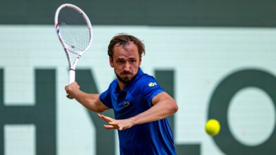 Уверенная победа: Медведев продолжает путь в Китае